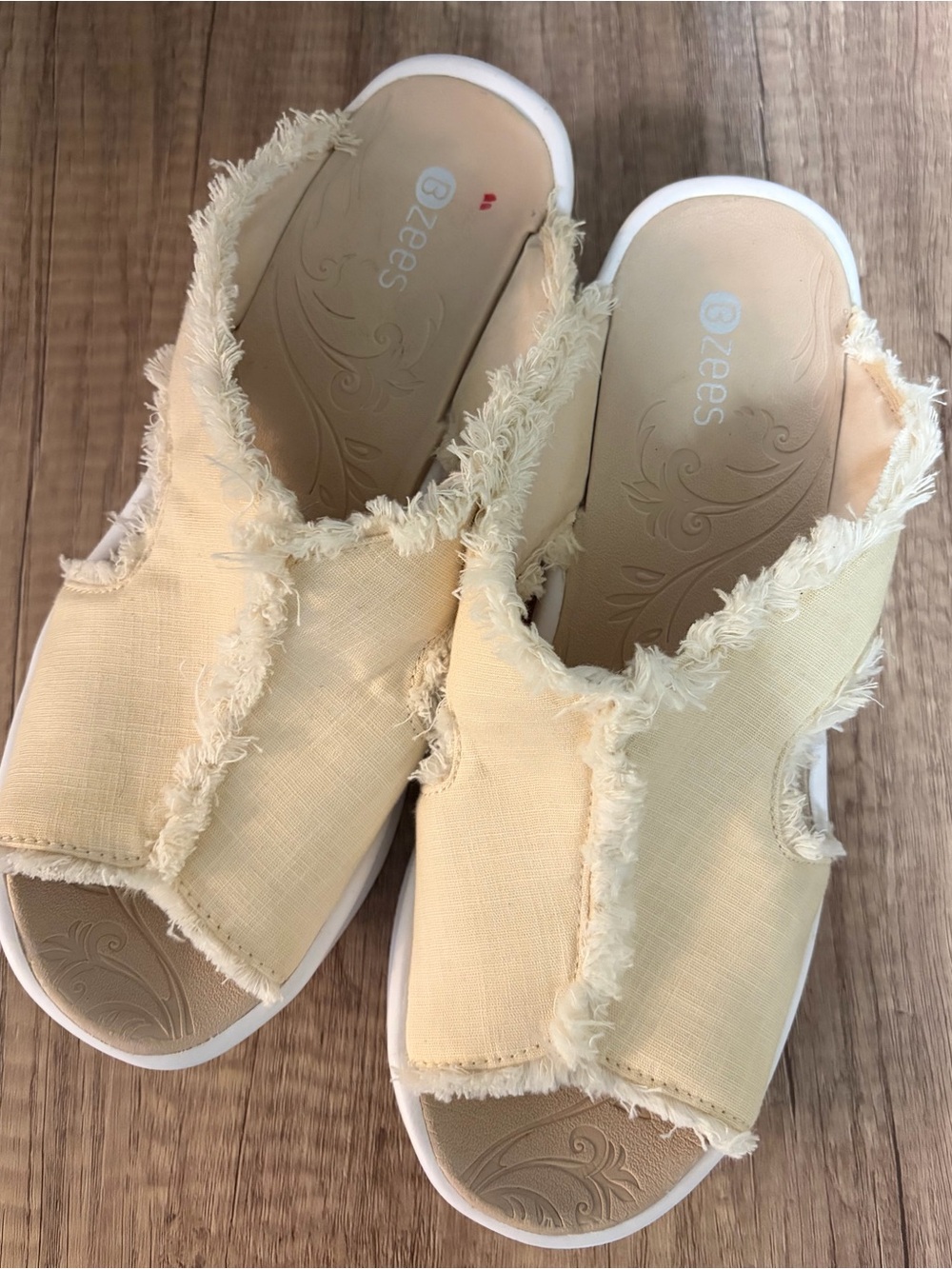 Bzees Women's Cream Frayed Slide Sandals. Size 10